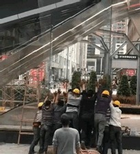 |搞笑GIF:妹子这着装看起来真是让人无所适从啊,就不觉得尴尬吗