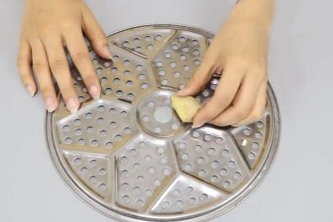 蒸馒头总粘在蒸屉上,家里老人教我一招,馒头再也不怕粘,超实用