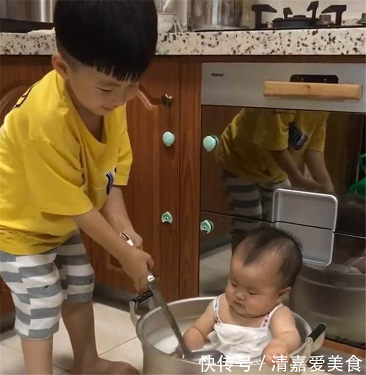 妈妈|哥哥将弟弟“下锅炖了”,妈妈发现时,旁边已经准备好了“配料”