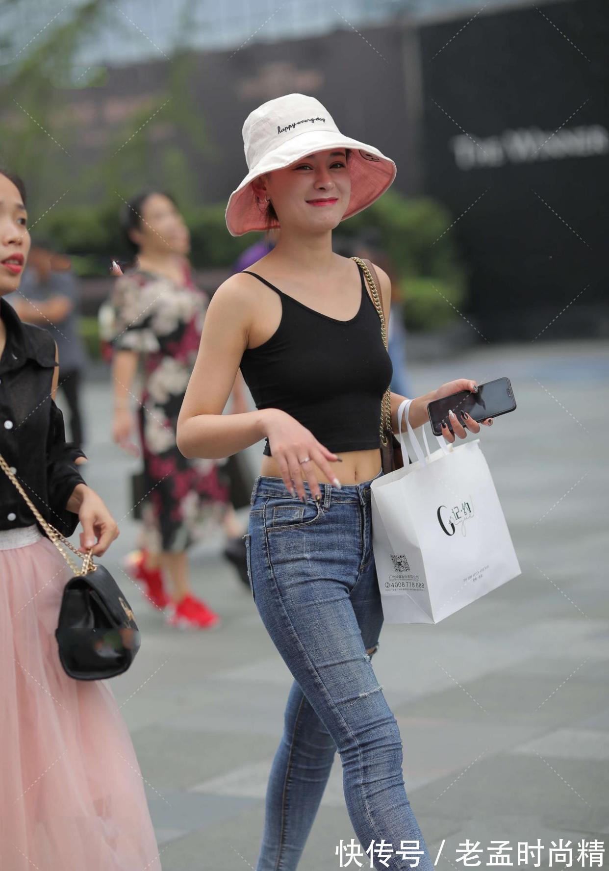 牛仔裤 黑色上衣搭配深蓝色牛仔裤,时尚潮流,休闲风