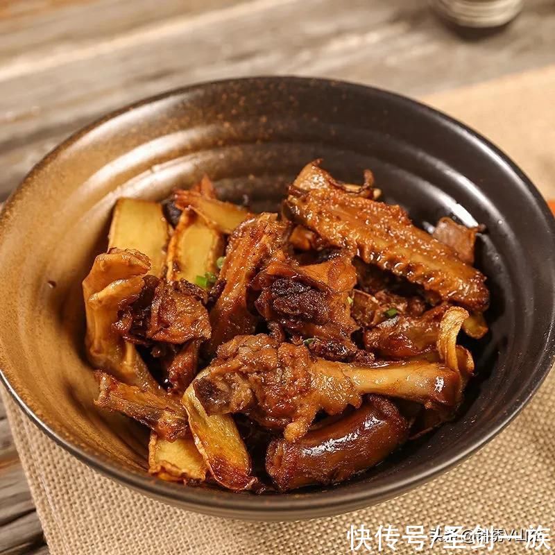 家人抱怨晚餐没新意？12道精选菜谱，每天试试新花样不重样