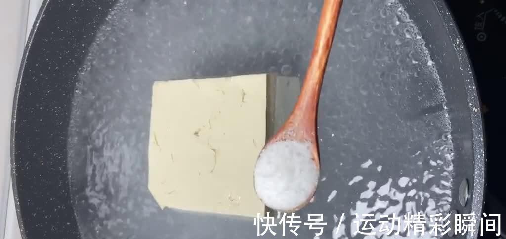 青椒烧豆腐，不炒不炸滑嫩入味，10分钟就上桌，适合上班族的菜