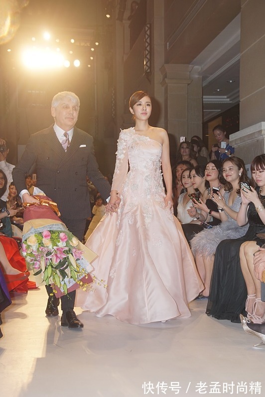 色彩@虽然王晓晨美得不出挑,可身材是真的好,穿刺绣裙又美又有韵味