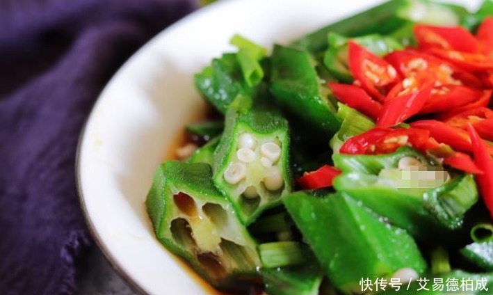 秋葵直接下锅焯水就错了，多加一步，颜色更加翠绿，口感也更脆嫩