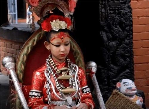 藏传佛教#被囚禁的尼泊尔“活女神”:4岁被送去寺庙,国王见了也得跪拜