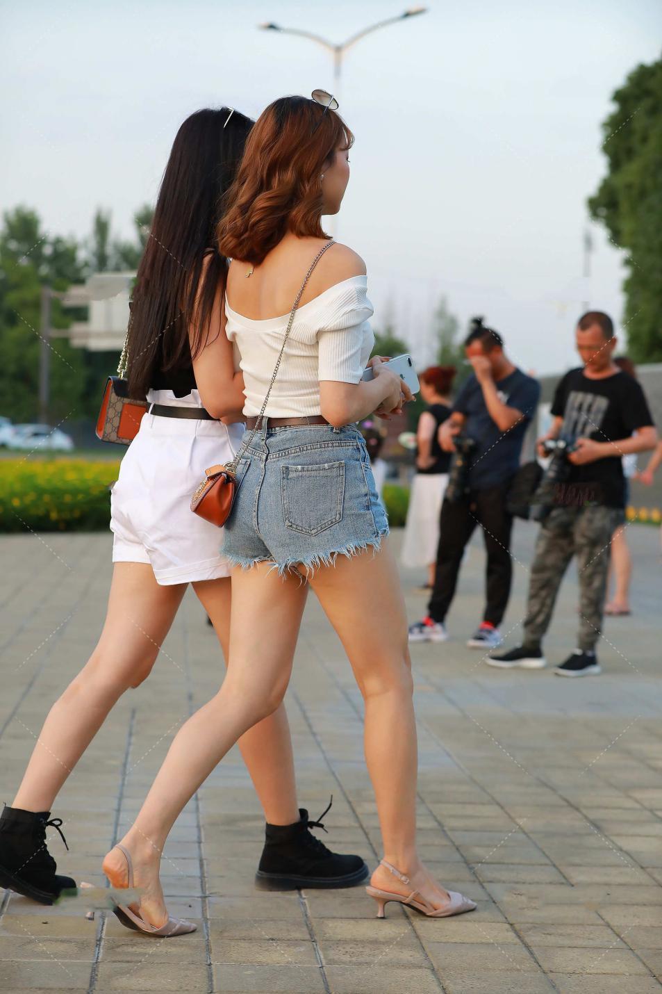 清爽的黑白色系列穿搭, 简约时尚, 变身街头的美丽风景线