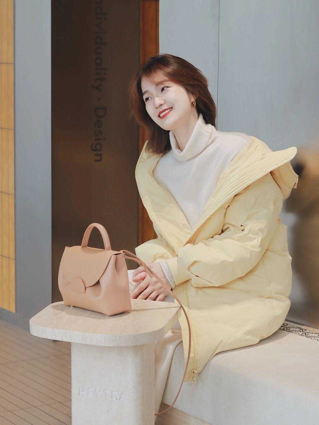 版型|白色毛衣到底有多好穿?和这“三”类外套搭配,效果超级棒