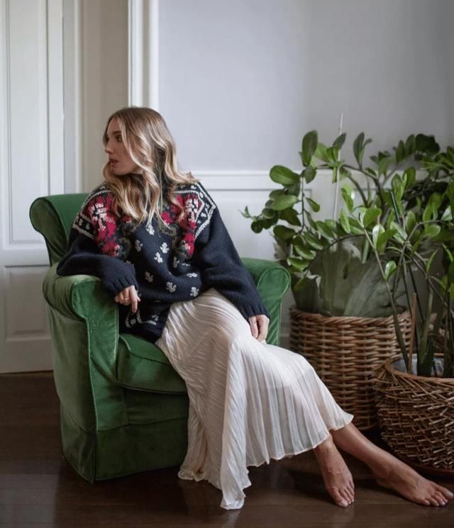 ?女人过了45岁,出门少穿这3种“装嫩色”,显胖俗气还掉价