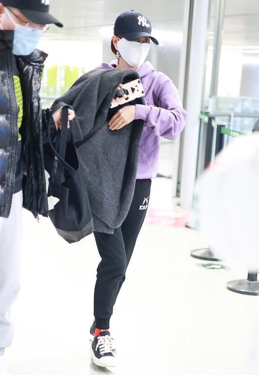 搭配|恋爱实锤?马伊琍携中年男子走机场,穿2千男士卫衣皱巴巴像地摊