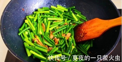 凉开水|炒蒜苔时,最好不要直接下锅炒,饭店都这样做,蒜苔香脆更入味