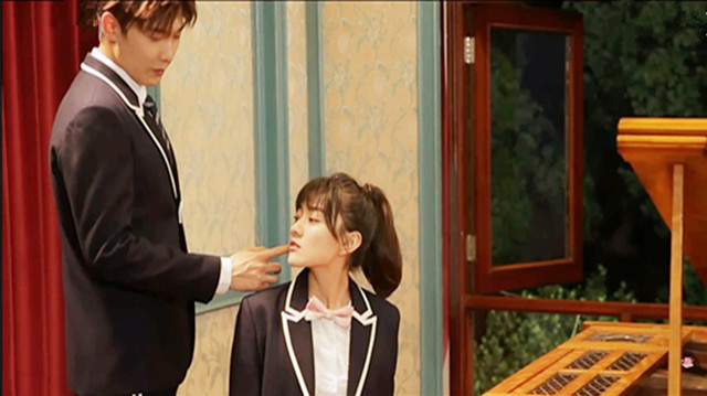 快本|当梁洁在《快本》做模特的姿势时,有人注意邢昭林的表情吗