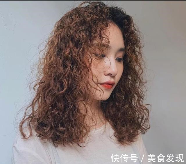 洋气 今冬流行烫满头发型20多款,时尚还保暖,烫完真洋气!