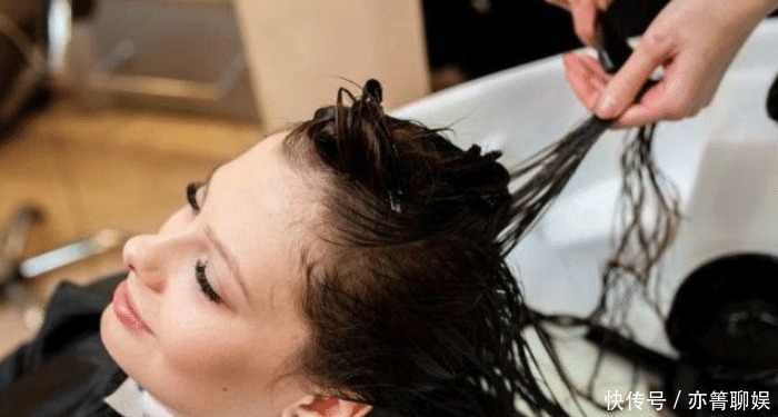 洗头|为什么理发师剪头之前,要先给顾客洗头?洗头妹无意间透露出猫腻