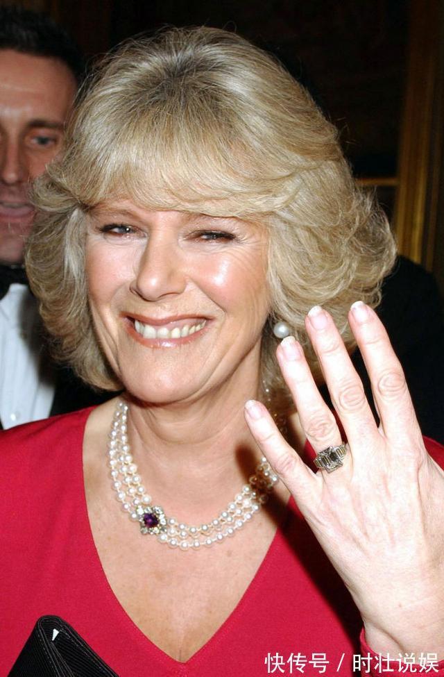 无名指!戴安娜秀的订婚钻戒6万美元就能买到,再看卡米拉的到底是真爱