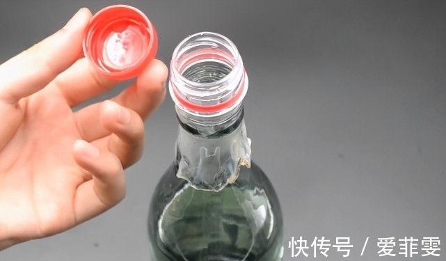 玻璃瓶上套一个塑料瓶,解决了大家都困扰的一个问题,实用又省钱
