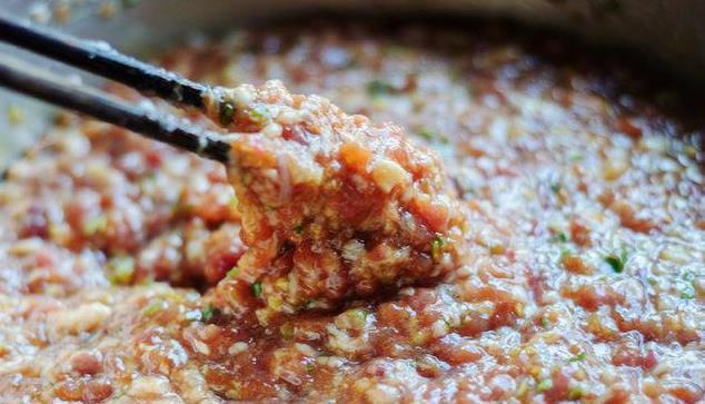 包饺子调肉馅，记住“3不加”，饺子香味足、汁水多，不硬不柴