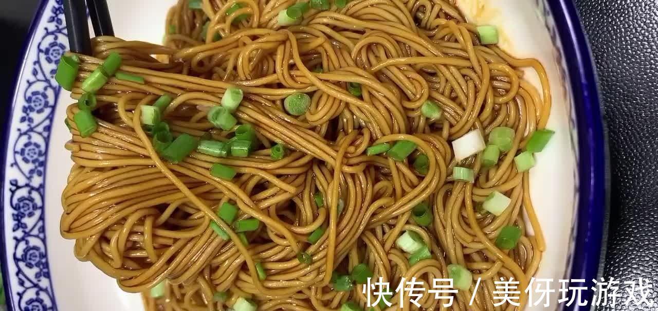 家常版葱油拌面,干香味美劲道爽滑,做法简单“葱油”是关键