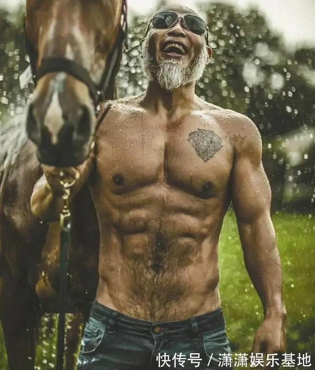 脚尖|成都65岁大爷热爱健身，身体强壮肌肉发达，被称为真人版龟仙人