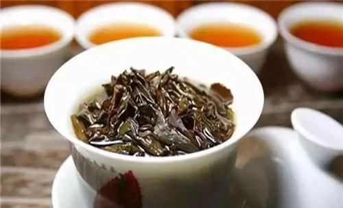 谣言 白开水放了一夜能喝吗？多少人被隔夜水害惨了，这个谣言赶快打住