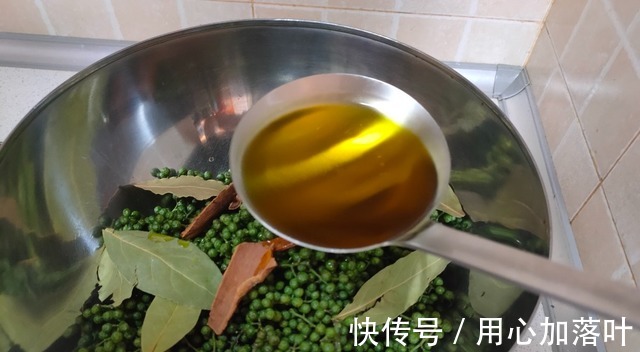 花椒油不要直接油炸,厨师长教你正确做法,又香又麻看一眼就会!