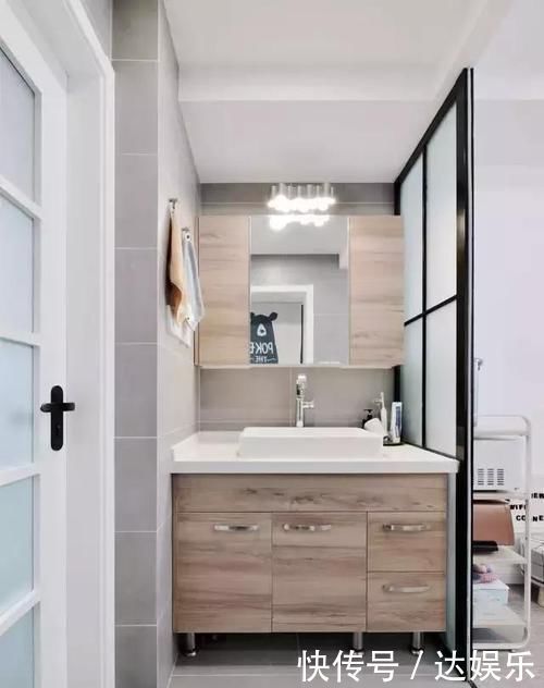 卫生间|把洗手台放在卫生间门外,加上隔断的设计,如今很流行
