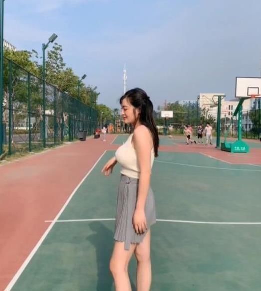 穿搭 简洁时尚的小姐姐,简约却不简单,让人一见难忘