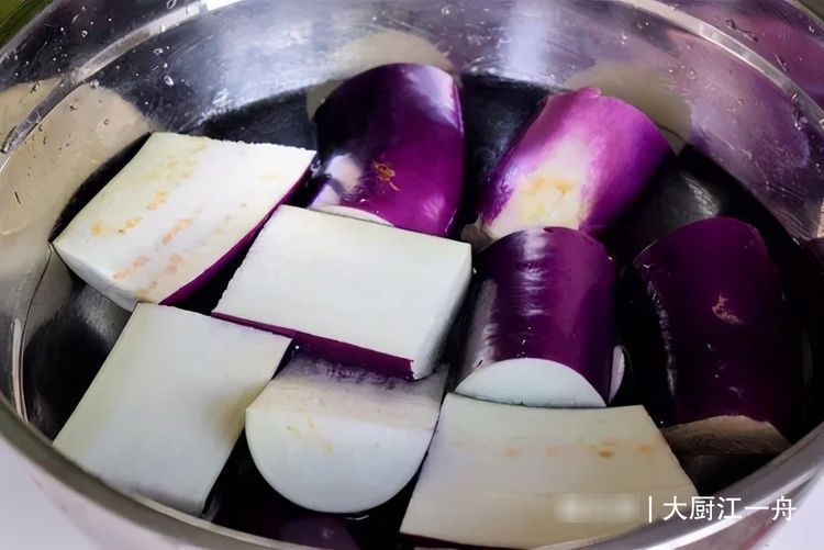 小米辣|蒸茄子，切记不要直接上锅蒸，多加1步，鲜嫩入味不变色，真解馋