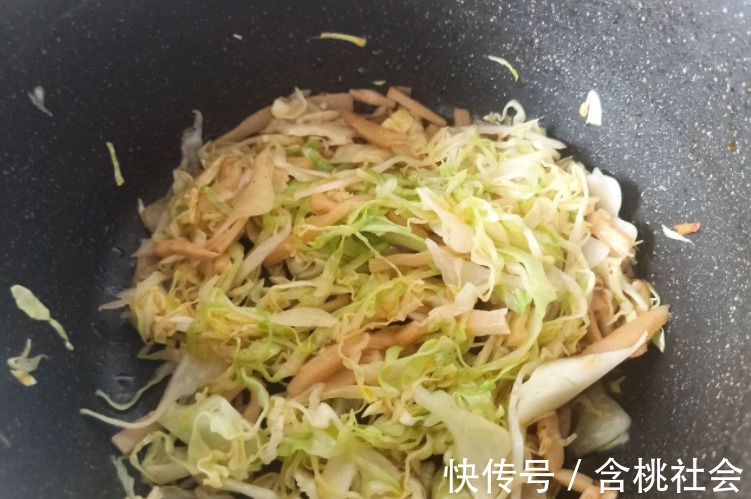 酸辣|包菜和它一起炒,酸辣可口,不比饭店的口味差
