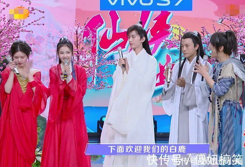 趙露思玩游戲摔進(jìn)泡沫坑,白鹿笑到嘴巴張大,成毅表情卻好不一樣