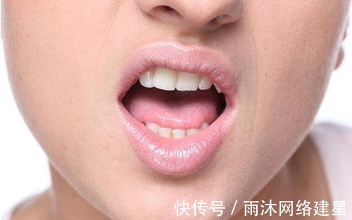 真相|女性舔嘴在心理学上代表什么?心理学家告诉你真相