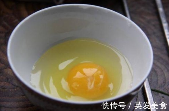 大厨|煮荷包蛋最忌开水下锅,大厨教你3招,圆润又完整,不散花不起沫