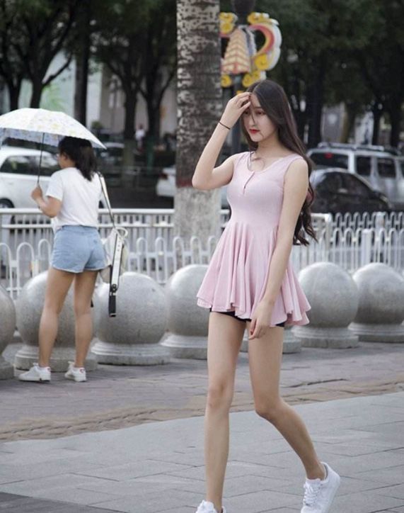 美女|卷发配上粉色衣服，美女看起来好妩媚，洒脱又显大气