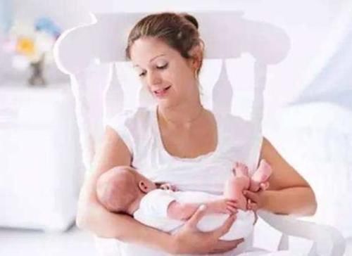 妈妈|“粘人宝宝”火了,一出生就向妈妈索要“抱抱”,医生拦都拦不住