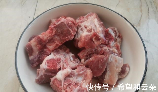 玉米|天气寒冷，要经常给家人喝这个汤，健脾胃，滋补身体不怕冷！