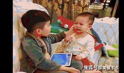 妈妈|小宝被妈妈打手背了,跑去跟哥哥告状,下一秒哥哥的反应好暖