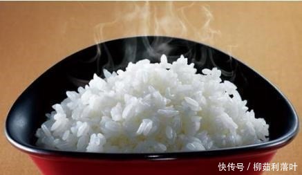 蒸米饭时,“冷水”还是“热水”下锅大厨教你1招,米饭香又软