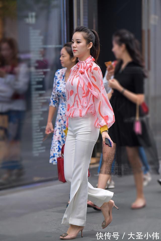 美女|美女街拍:清新淡雅的搭配很显气质,而简约独特的款式,穿着洋气又显时尚