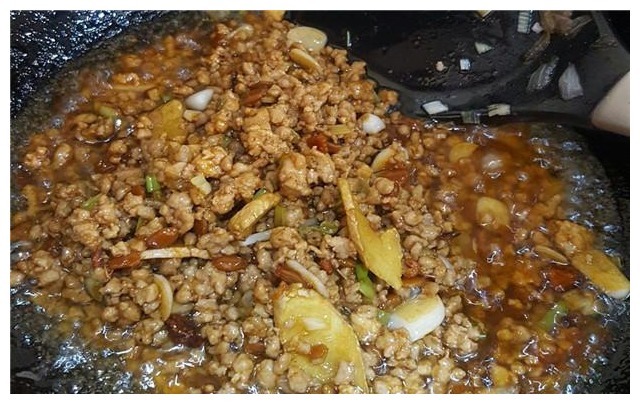 土豆这样做出来,简单又下饭,搭配一碗大米饭,不仅好吃还营养!