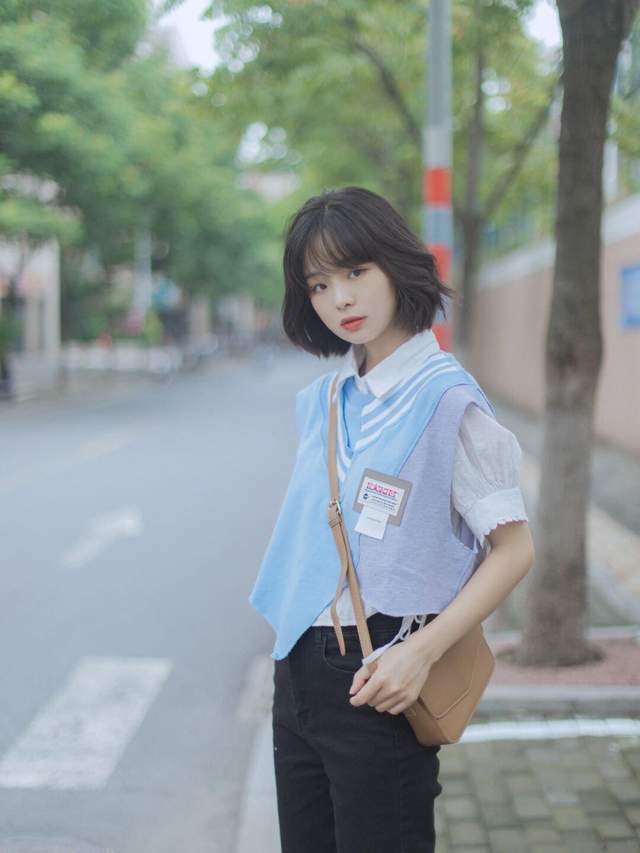 早秋|还在上学的女生可以这样穿,白色卫衣搭配百褶裙,款式百搭又休闲