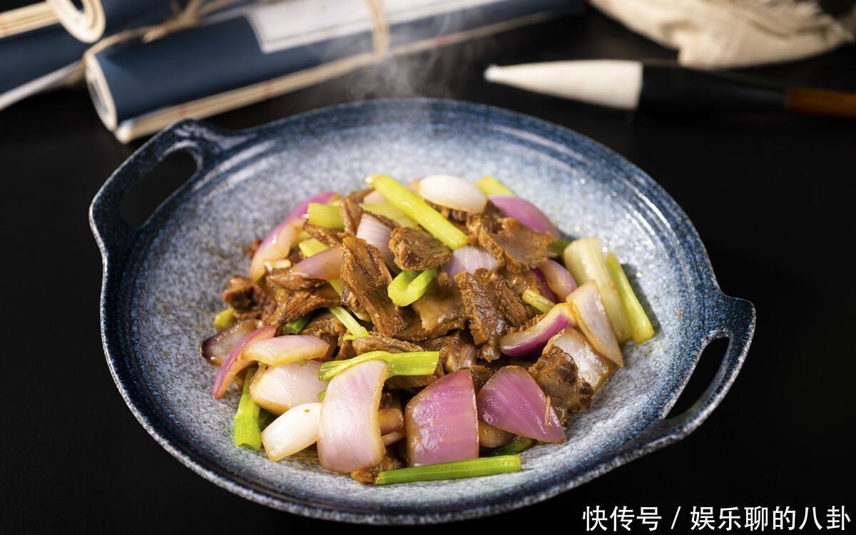 不管炒什么肉,都别用淀粉腌制了,教你一招,肉片更嫩更入味