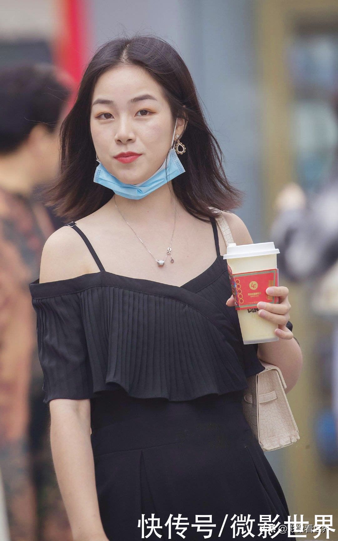 肩膀|吊带裙会选的美女，穿出了小女人和温柔美
