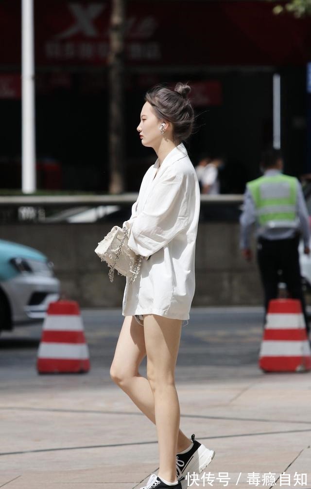 下装 下装消失+丸子头,适合年轻女孩的初秋穿搭,清爽减龄有气质!