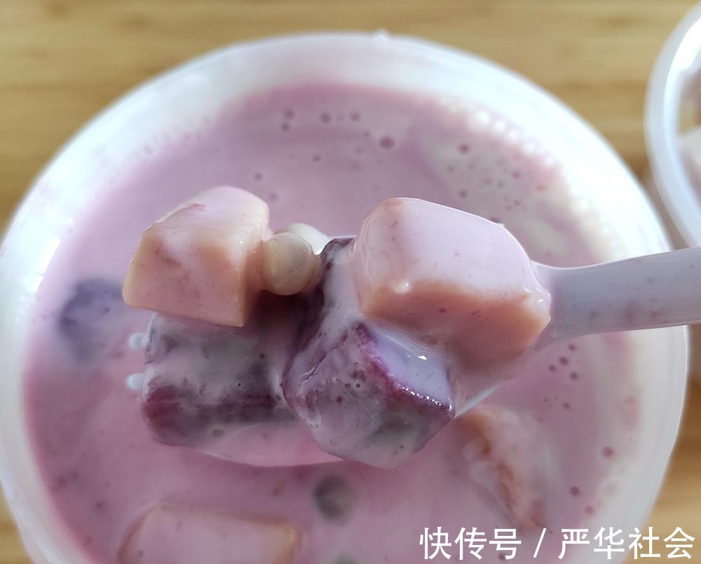 一个个口味丰富的小方块不是冰淇淋,而是清凉爽口的厚切酸奶