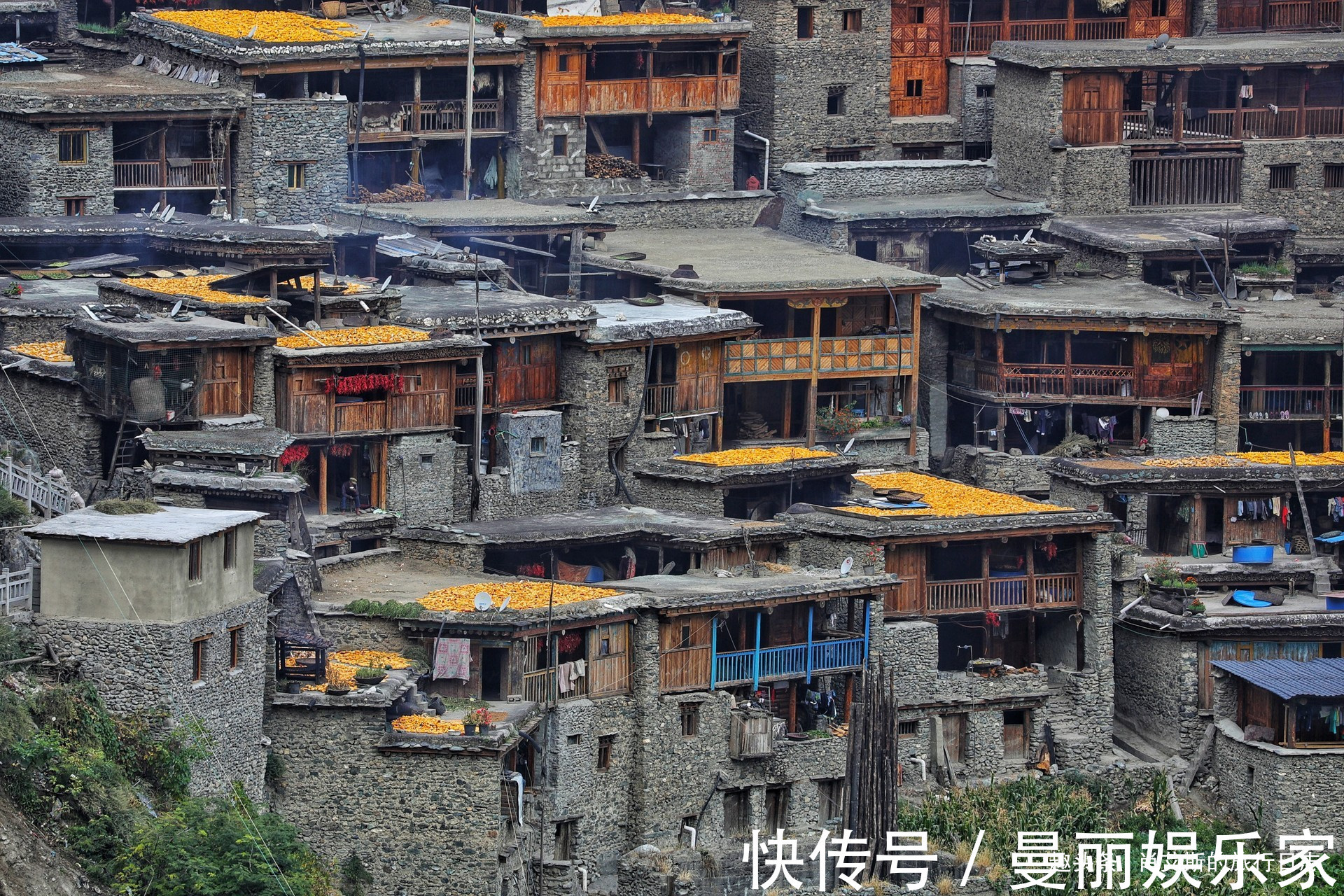 蜂巢|四川建在悬崖巨石上的村庄，全村屋顶连一起，远看如蜂巢世界罕见