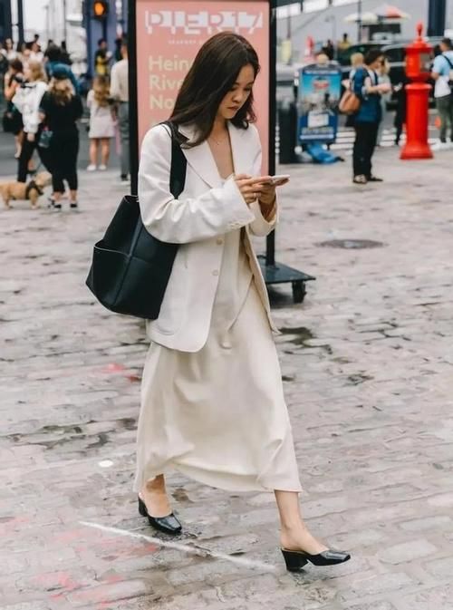 早春别再穿风衣了，2021年流行穿“白色西装”，可优雅可帅气