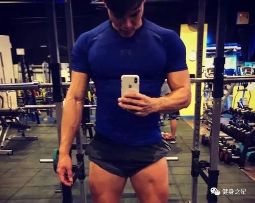 慕不慕|185cm肌肉教练“浴室照”爆火,倒三角身材公狗腰也太撩了吧……
