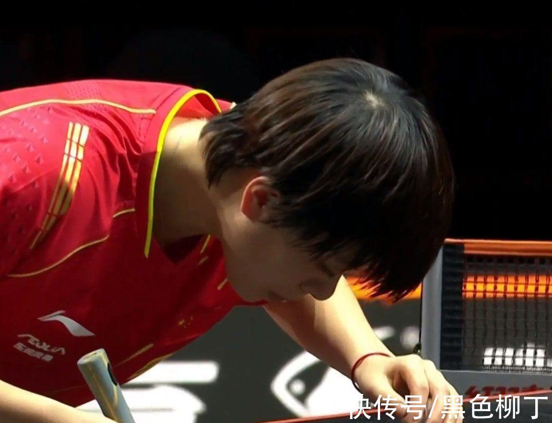 王艺迪|3-1！国乒迎世界杯决赛首胜，“打跑”伊藤的24岁名将与对手拍手