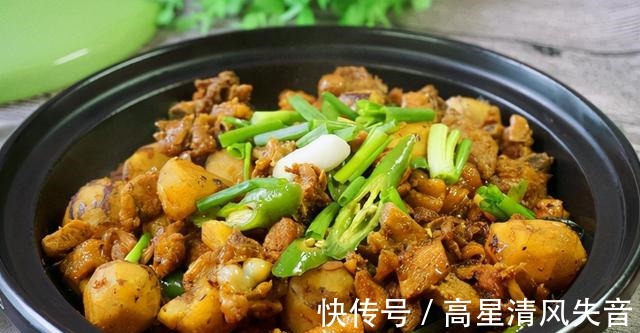 板栗营养丰富,和鸡肉搭配,鲜美又下饭!