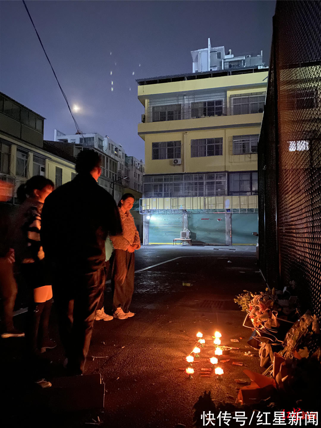 红星新闻|亳州牺牲消防员10岁妹妹手捧遗像送别哥哥，父母靠“炸油条、卖麻花”生活