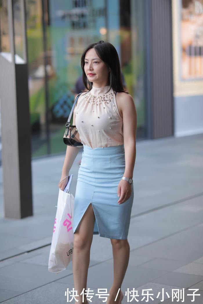 修身的及膝裙穿搭,让整体更显优雅又娴静,值得一试